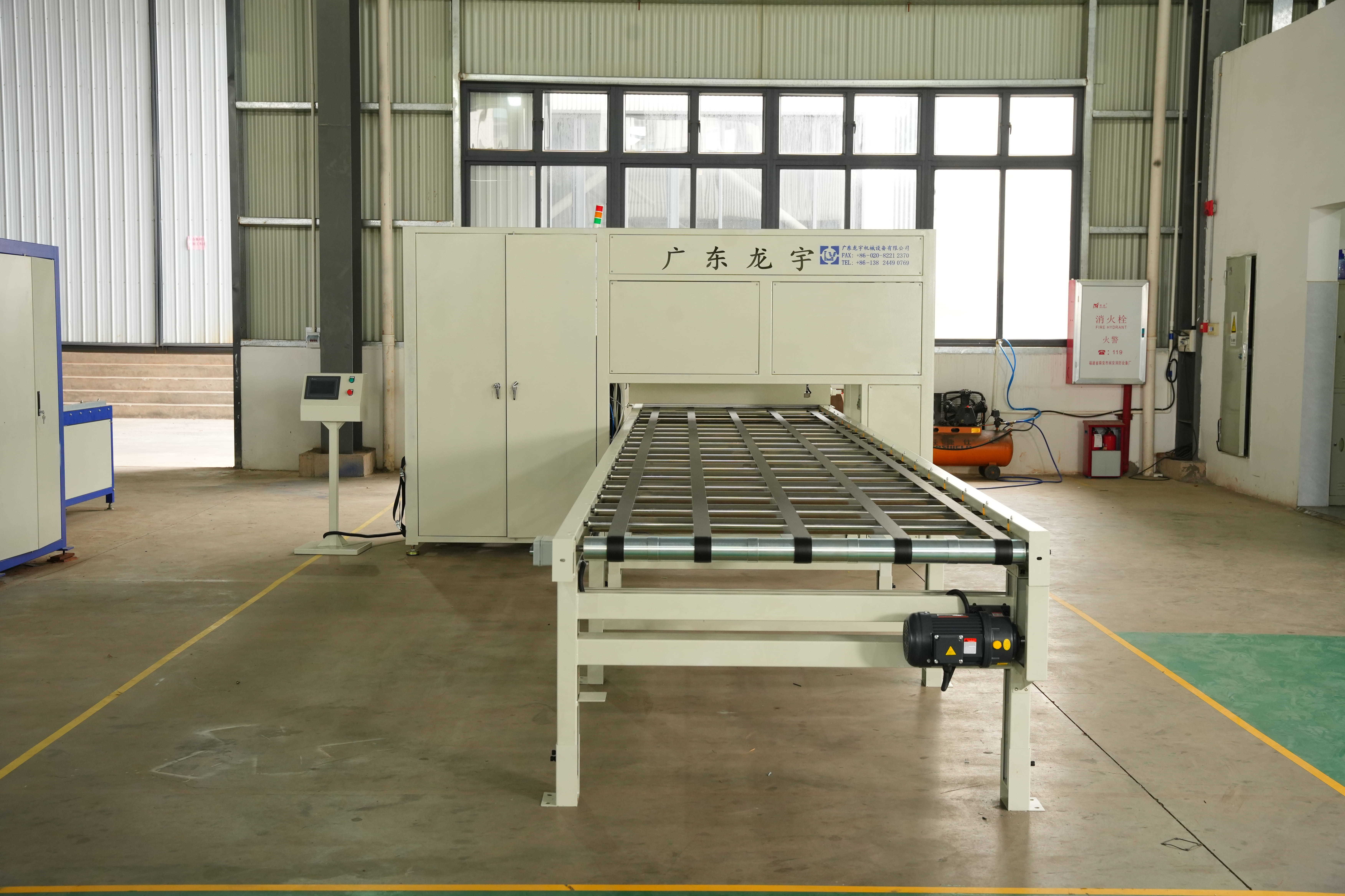 Latest company case about Vietnamese Furniture Manufacturer Increases Production Efficiency with LY-02-1300 Two-Component Gluing Machine